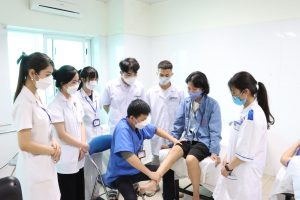 Không chỉ làm việc tại bệnh viện, kỹ thuật viên Phục hồi chức năng còn có thể công tác tại trung tâm thể thao, viện dưỡng lão và doanh nghiệp thiết bị y tế